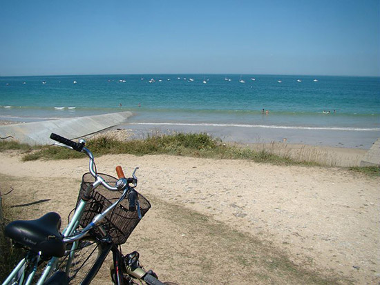 Ein Fahrrad am Strand auf der Ile de Noirmoutier.