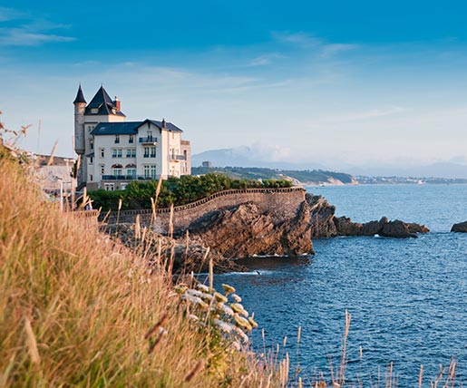 Ein imposantes Gebäude an der Küste von Biarritz