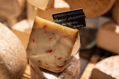 Baskischer Schafskäse "fromage de brebis" mit Piment d'Espelette