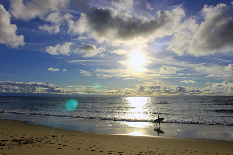 Surfer vor Sonnenuntergang