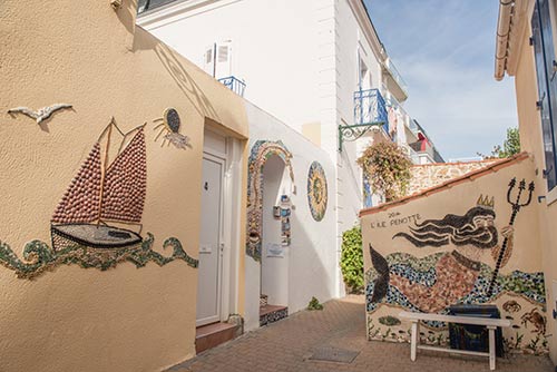Wandfresken aus Muscheln im Stadtviertel Ile Penotte in Les Sables d'Olonne