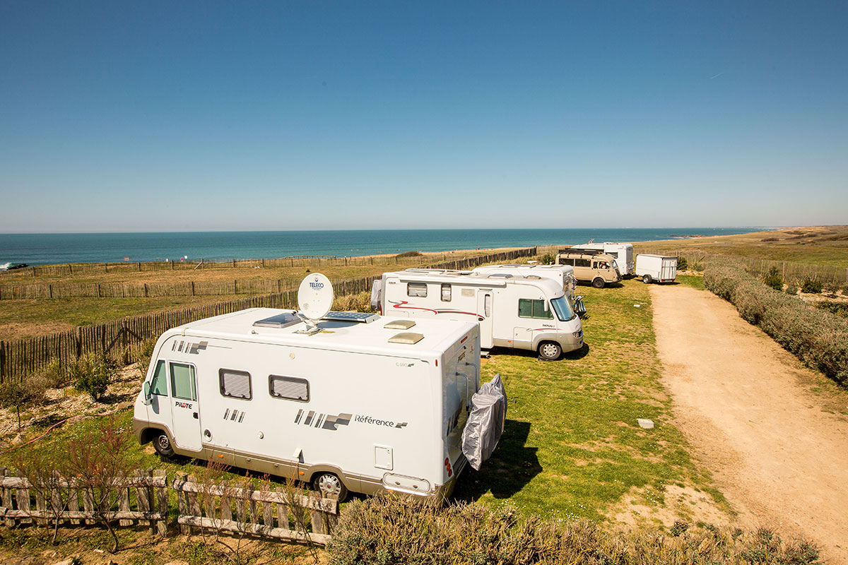 Wohnmobile mit Blick auf den Atlantik beim Campingplatz La Dune des Sables