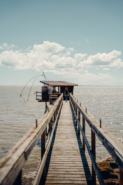 Einge der typischen Fischerhütten, auf Französisch „Carrelets“, können besichtigt werden.