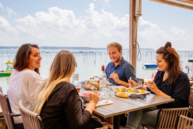 Viele Restaurants in Cap Ferret bieten Logenplätze direkt am Wasser. 