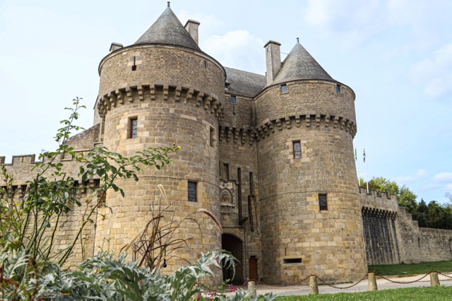 Guérande ist von einer imposanten Festungsmauer mit mächtigen Türmen umgeben.
