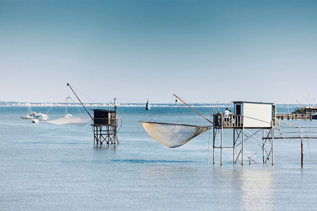 Ein beliebtes Fotomotiv sind die traditionellen Fischerhütten, „les carrelets“.